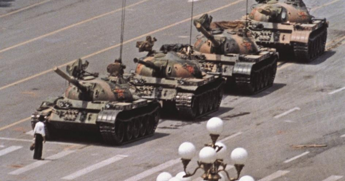 Ciudadano chino se enfrenta a los tanques del Ejército en la plaza de Tiananment © Jeff Widener (AP)