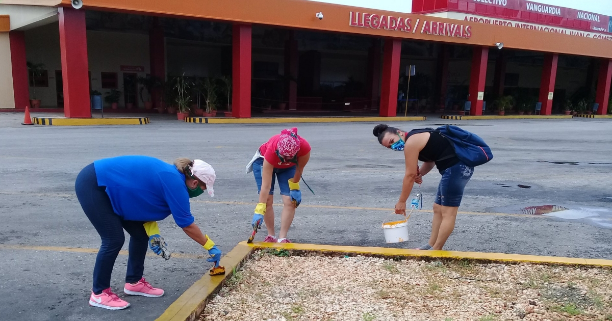 Trabajadores reparan el aeropuerto de Varadero. (imagen de referencia) © Facebook / Aeropuerto Internacional Juan Gualberto Gómez