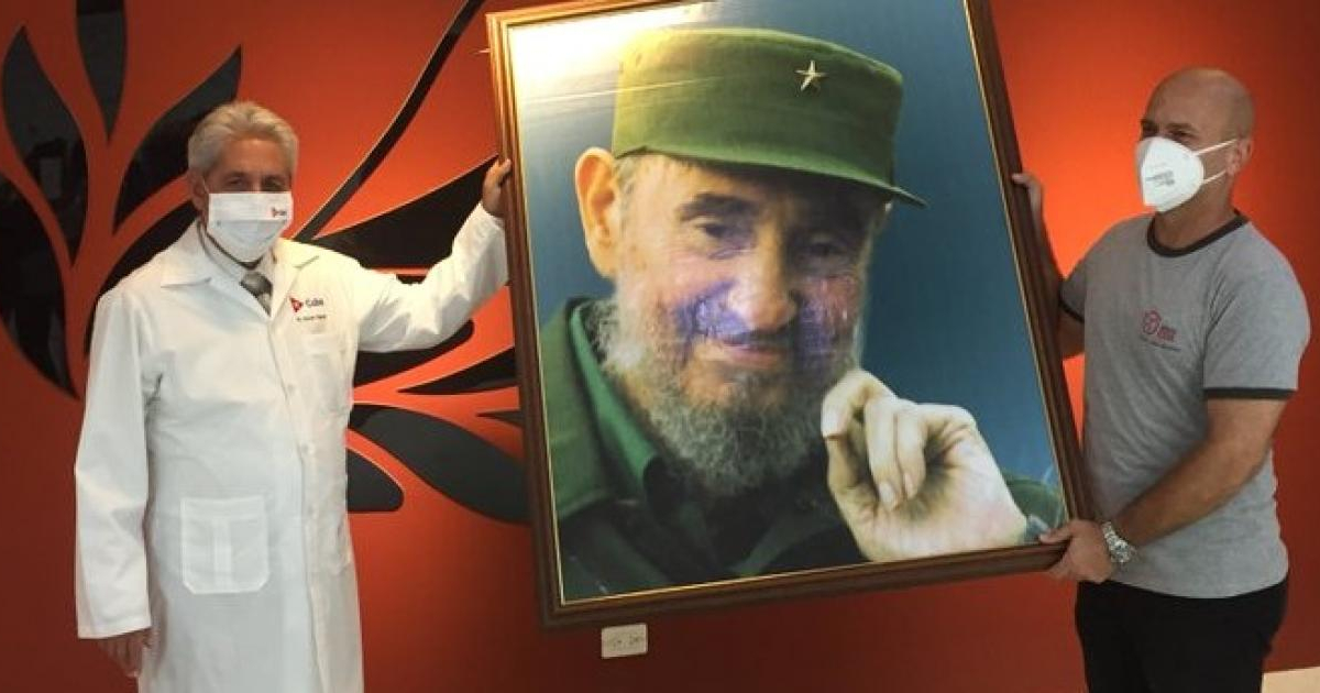 Francisco Durán García y Gerardo Hernández Nordelo posan con el cuadro de Fidel © Francisco Alberto Durán García/ Twitter