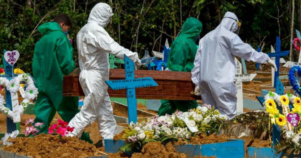 Un fallecido por COVID-19 es enterrado en un cementerio de Manaos © Twitter/Prefeitura de Manaos