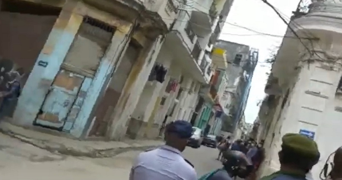 Presencia de policías y bomberos en la zona del derrumbe © Captura de Youtube / ADN Cuba