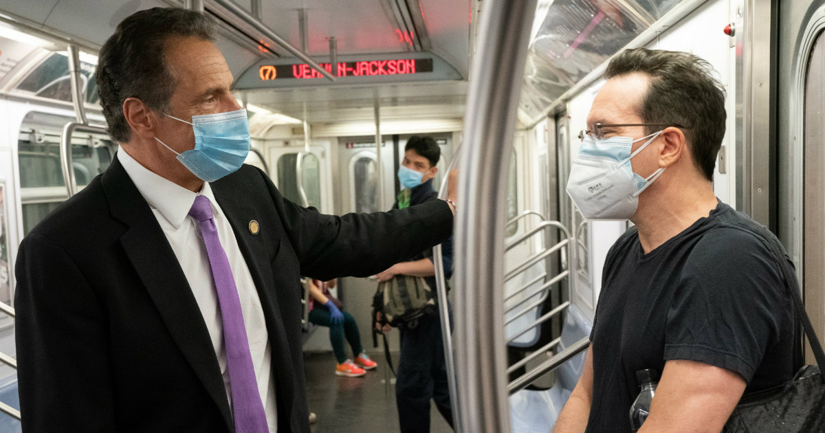 El gobernador del estado de Nueva York, Andrew Cuomo, en el metro © Twitter/Andrew Cuomo