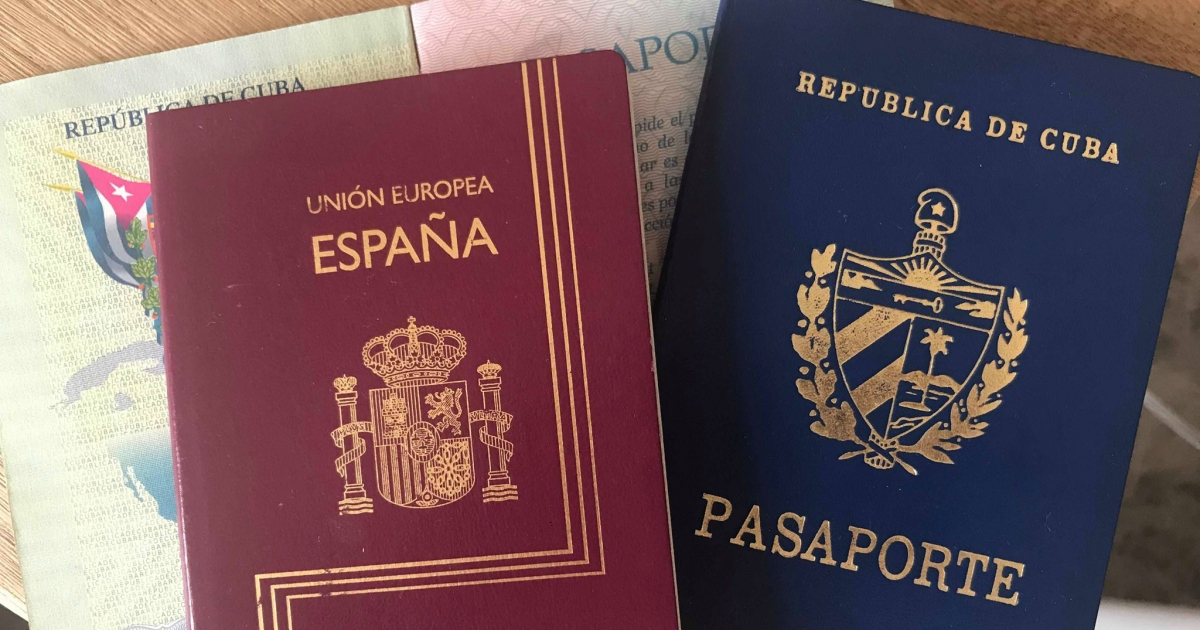 Pasaportes cubano y español © CiberCuba