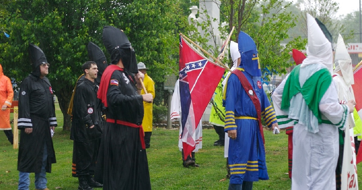 Miembros del Ku Klux Klan reunidos en Mississippi. © Wikipedia
