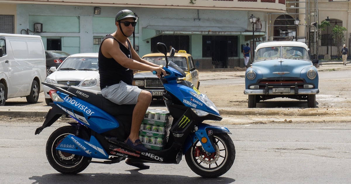 Cubanos compiten y apuestan en carreras de motos eléctricas