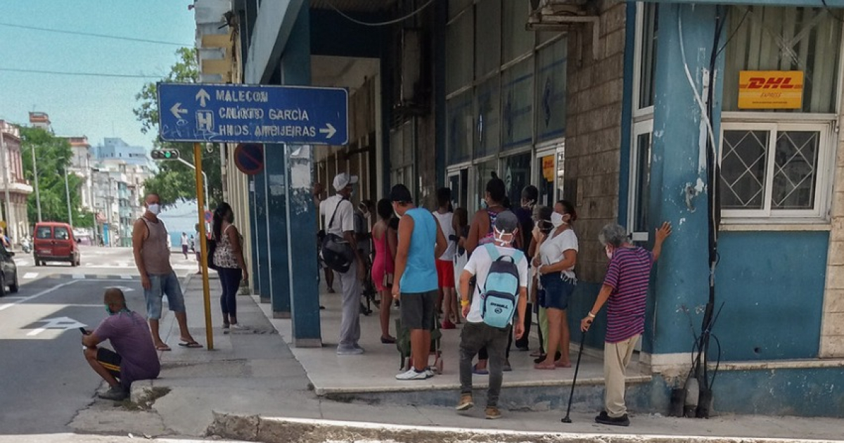 Cola en La Habana durante la pandemia de coronavirus © CiberCuba