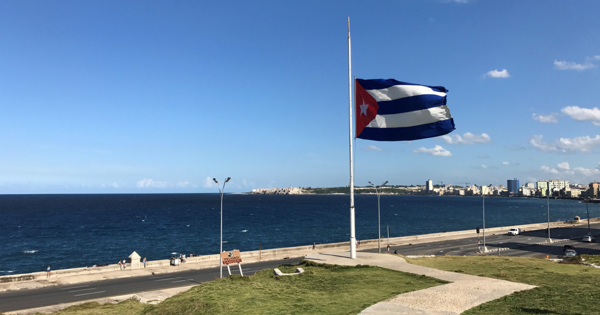 Bandera a media asta, Hotel Nacional de Cuba (archivo) © CiberCuba