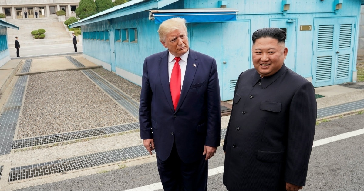 Donald Trump junto a Kim Jong Un en Corea del Norte. (imagen de archivo) © REUTERS / Kevin Lamarque