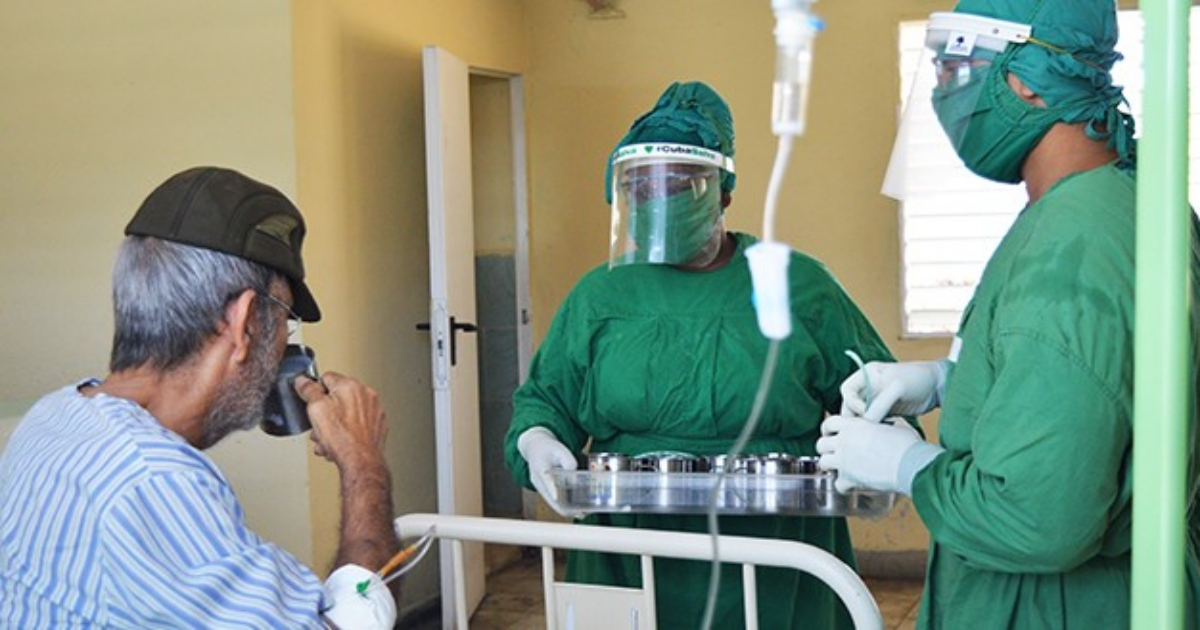 Personal sanitario atiende a un paciente en Cuba. (imagen de referencia) © CMHW / Ernesto Alejandro