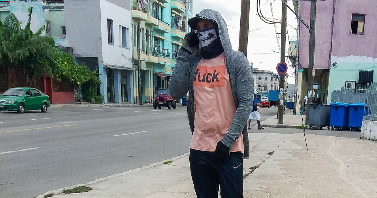 Un joven con mascarilla pasea por La Habana © CiberCuba
