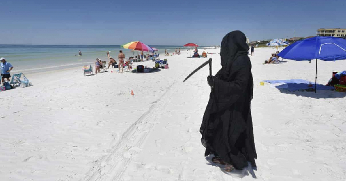 Un hombre se disfraza de la Parca para advertir del peligro de la apertura de las playas en Miami Beach © Twitter
