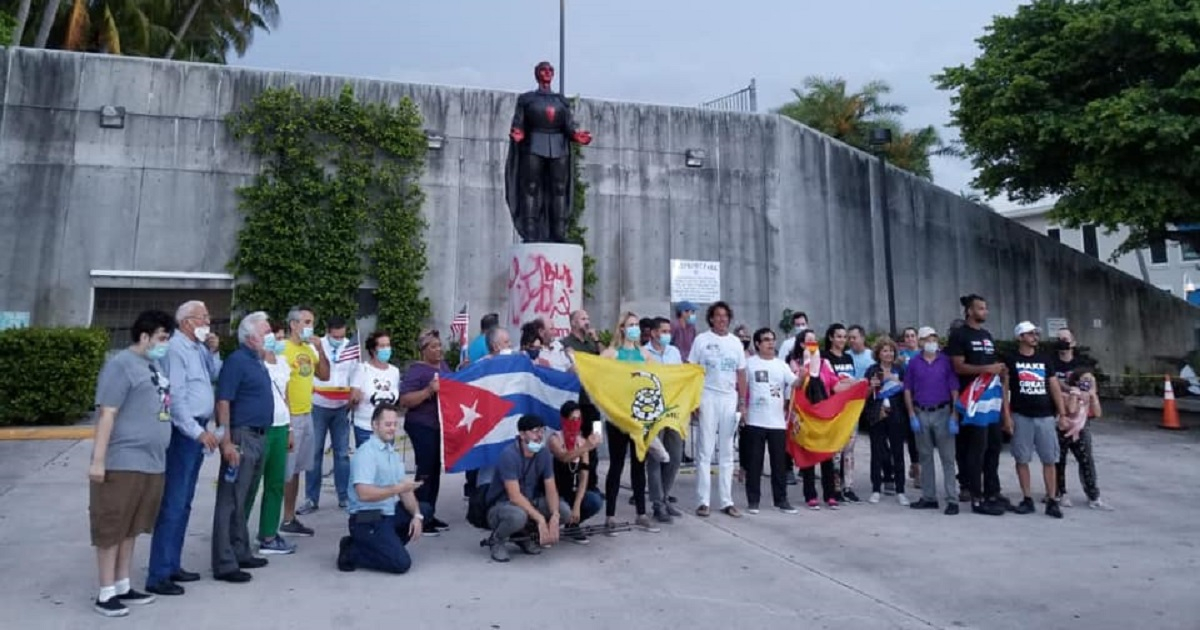 Protesta ante la estatua de Cristóbal Colón en Bayfront Park, Miami © Facebook / Eliécer Ávila