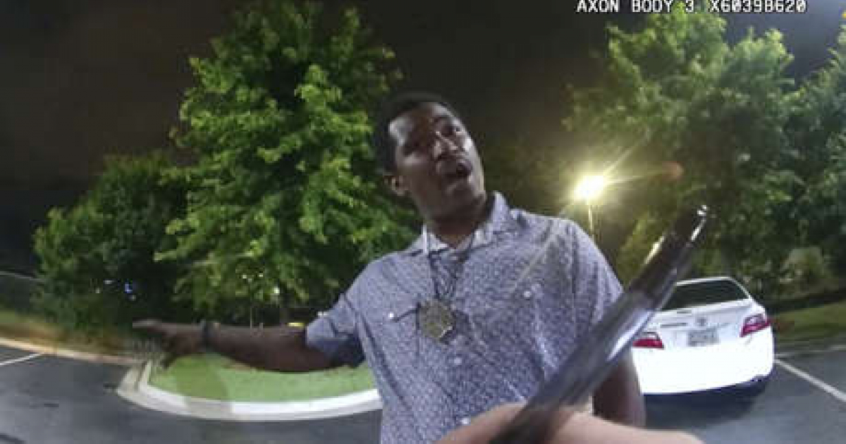 Rayshard Brooks al momento de ser detenido por la policía © Captura de video de YouTube