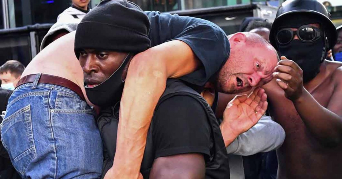 Hutchinso carga con manifestante herido en manifestación de Londres © Screenshot