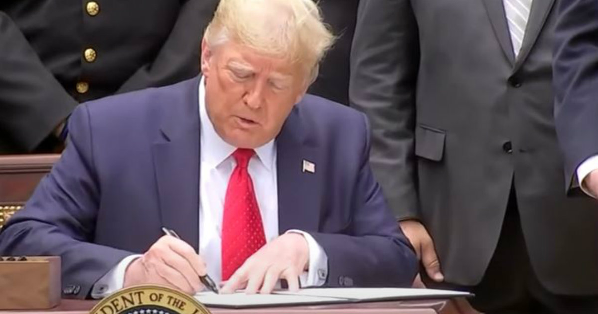 Donald Trump durante la firma de la Orden Ejecutiva para reformar la policía © YouTube/screenshot