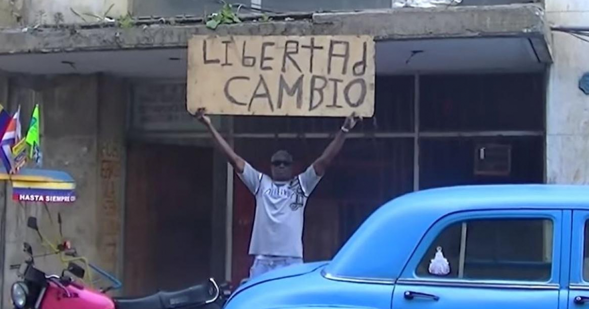 Silverio Portal Contreras durante una protesta en La Habana © Captura de video de YouTube