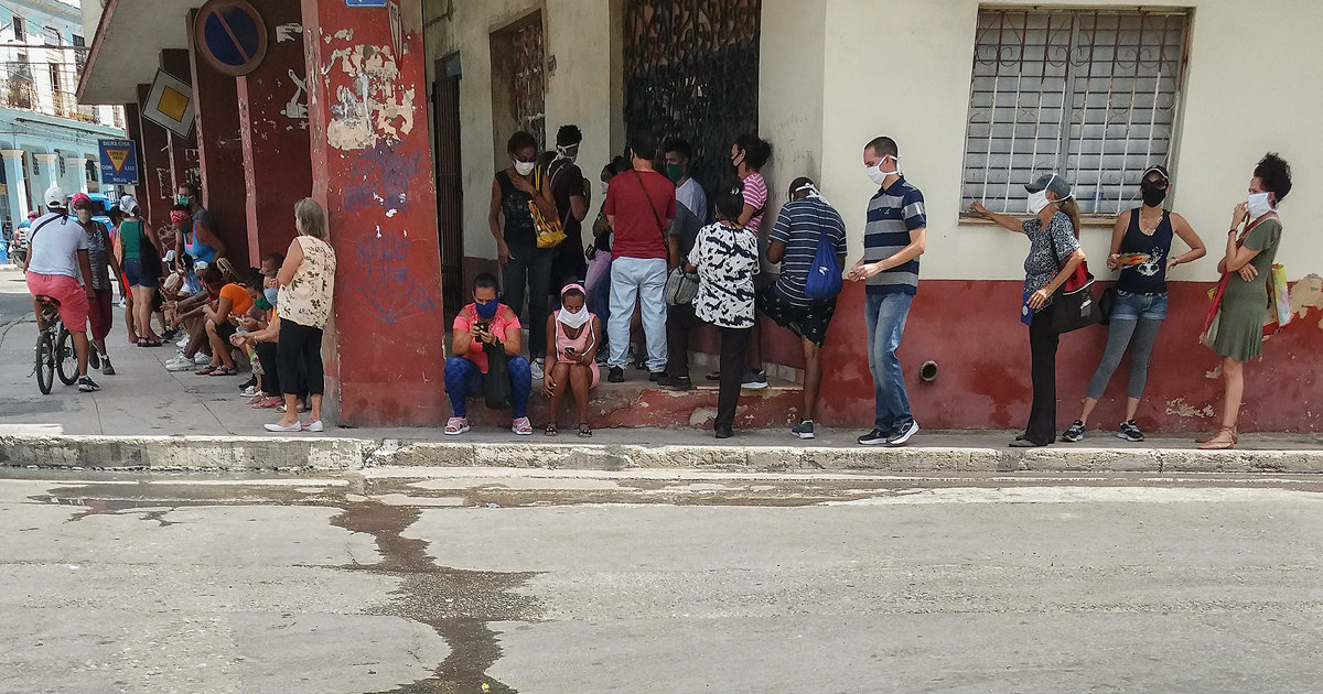 Cubanos hacen cola en medio de pandemia de coronavirus (Imagen de referencia) © CiberCuba