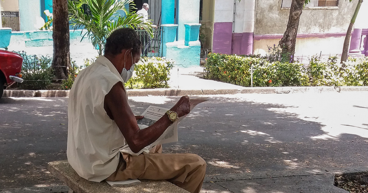 Cubano leyendo la prensa © CiberCuba