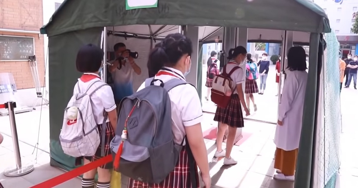 Escuela en Pekín comprueba el estado de sus estudiantes (imagen de referencia). © Captura de Youtube