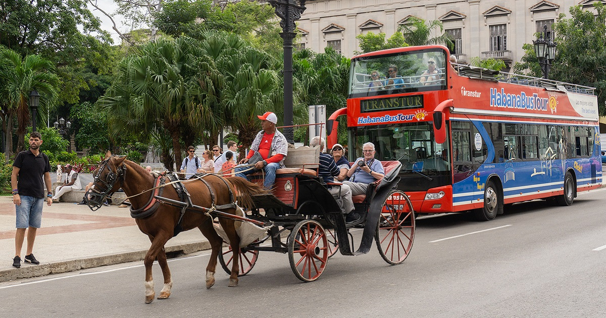 Turistas disfrutan de un paseo en coche en La Habana (imagen de archivo). © Cibercuba