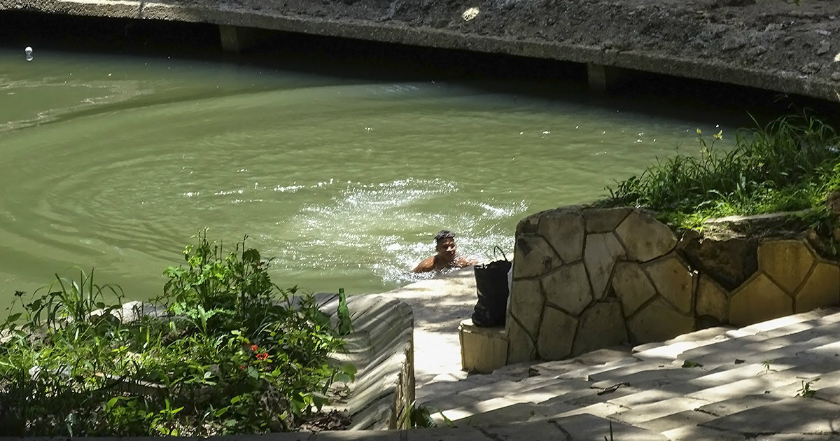 Hombre bañándose en Río Cristal © CiberCuba