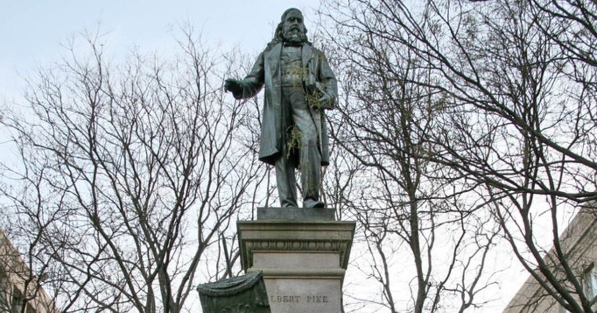 Estatua de Albert Pike, en Washington, DC © Flickr / Cliff