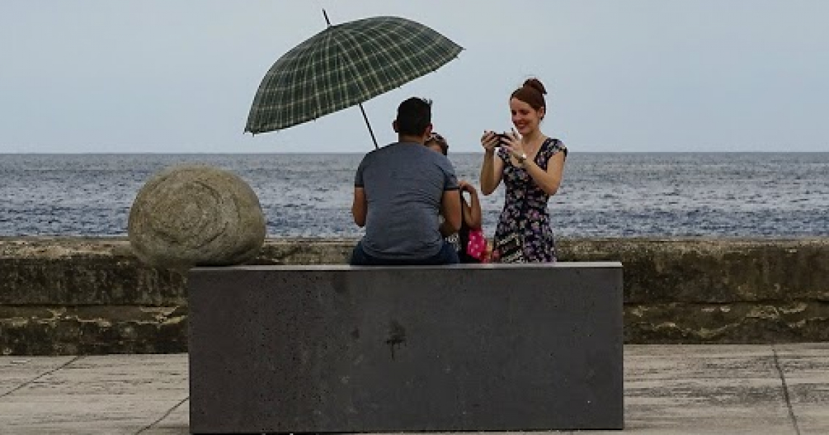 Familia cubana en el malecón © CiberCuba