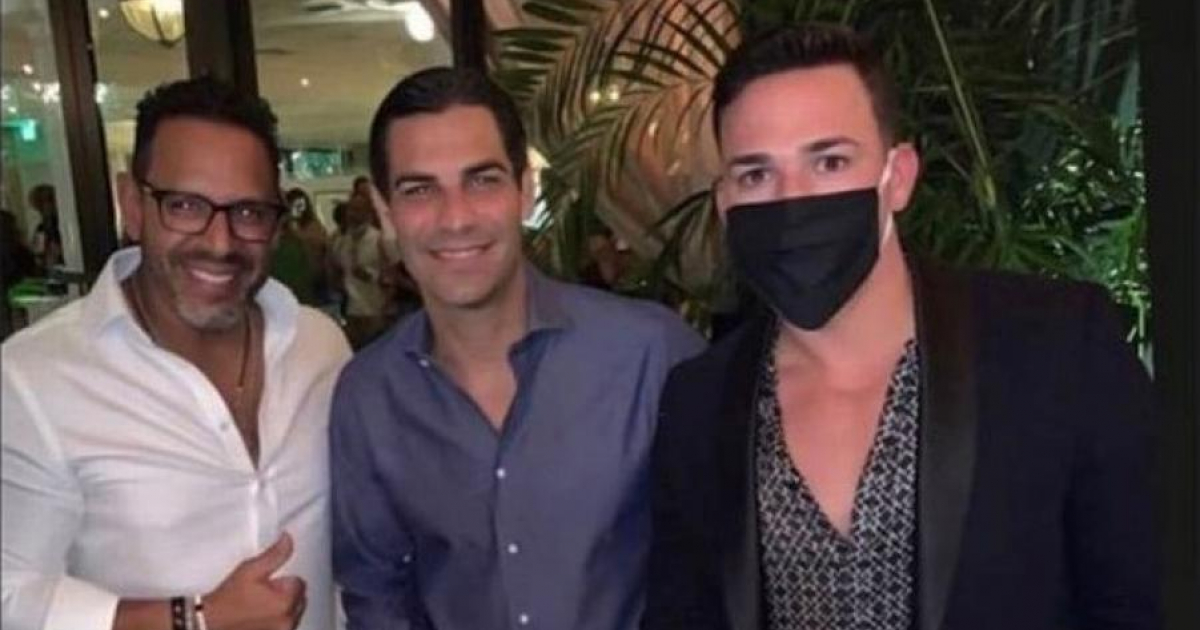 Francis Suárez junto a dos hombres en el restaurante Swan, de Miami © Twitter/ sanjaya