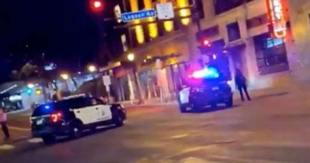 Autos policías en el lugar del tiroteo © Captura de video de YouTube