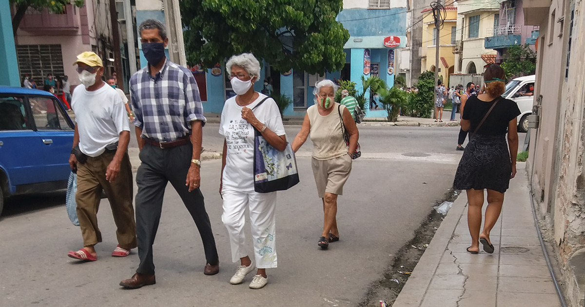 Cubanos por La Habana con nasobuco (foto referencial). © CiberCuba 
