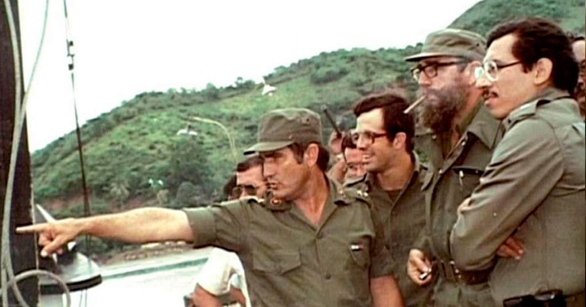 Edén Pastora señalando con el dedo, junto a Fidel Castro y Humberto Ortega © Archivo personal del Comandante Cero