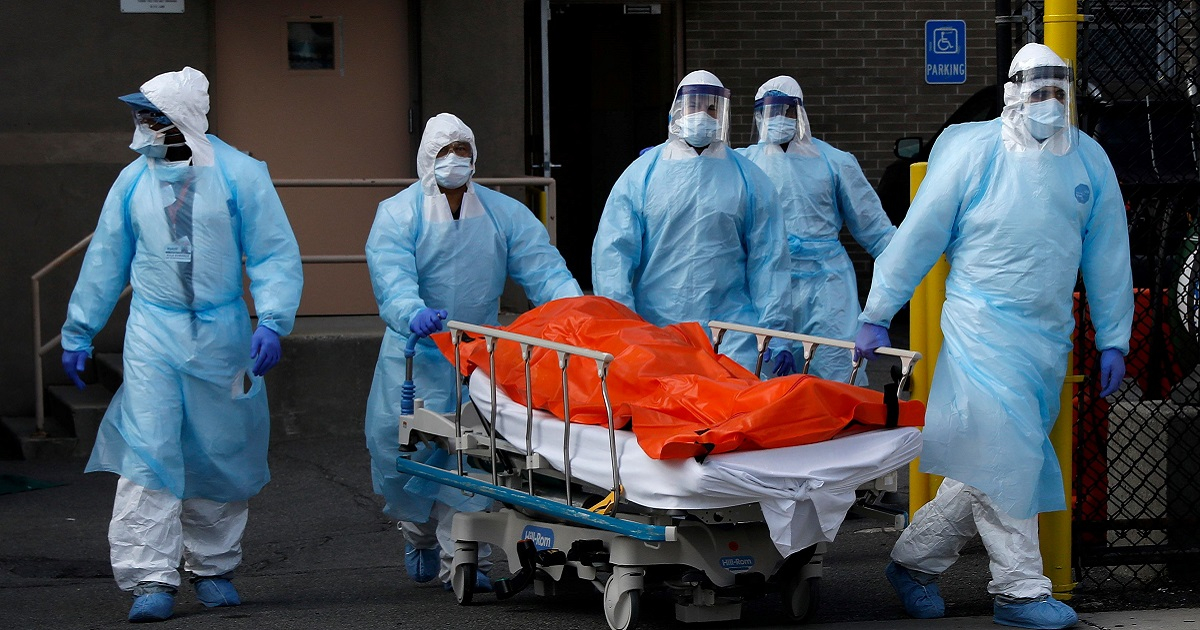 Trasladan cadáver en hospital de Nueva York. © REUTERS