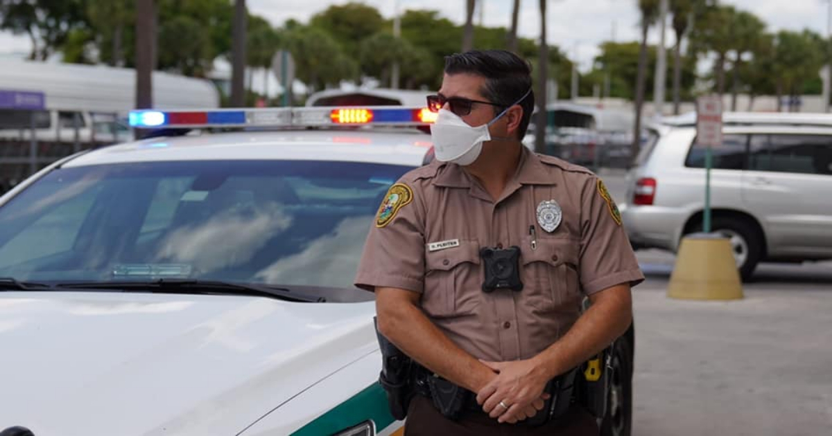Policía de Miami-Dade con mascarilla. (imagen de referencia) © Facebook / Miami-Dade Police Department