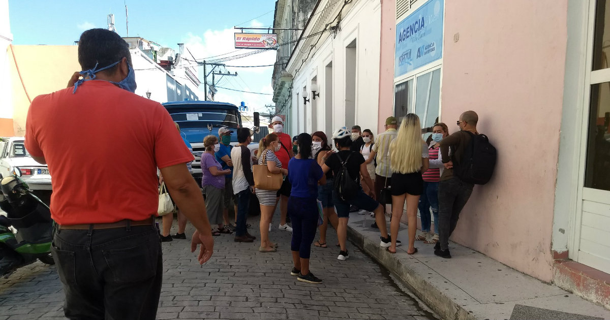 Cola en el exterior de una agencia de viajes en Santa Clara © Facebook/Cubanet Foto: Laura Rodríguez Fuentes