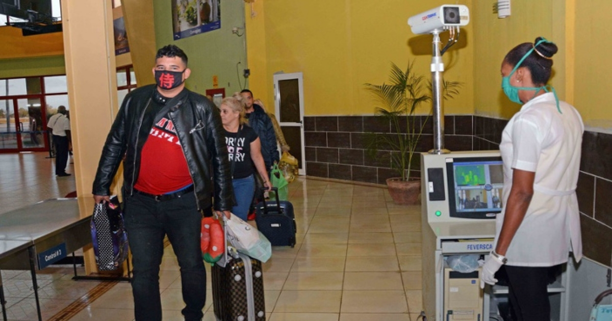 Personas en un aeropuerto de Cuba. (imagen de archivo) © Periódico Adelante