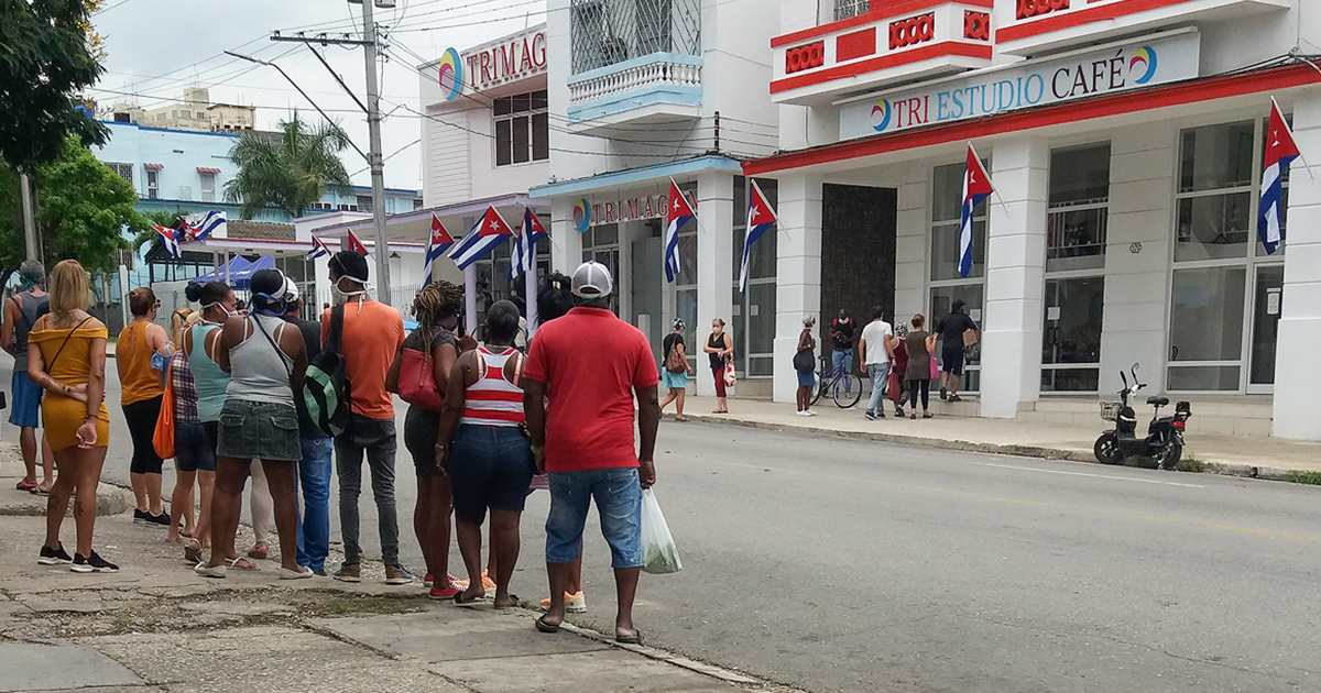 Cubanos haciendo cola durante la crisis del coronavirus © CiberCuba 