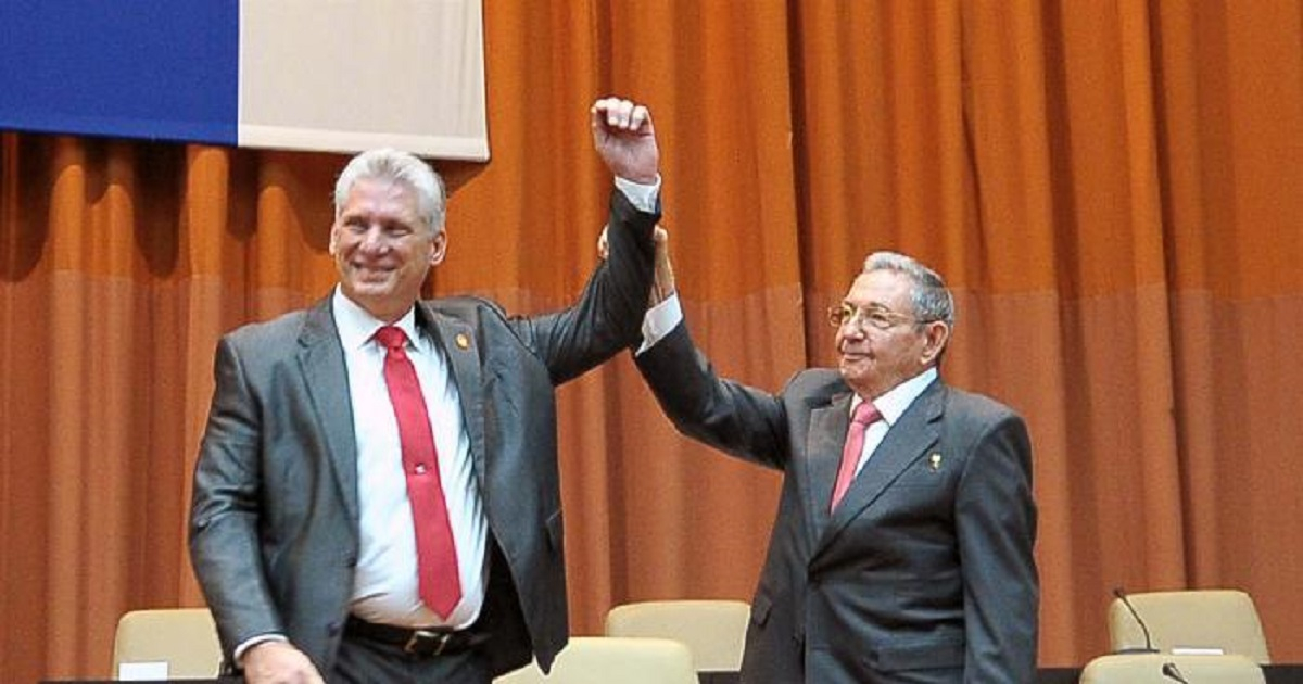 Miguel Díaz-Canel y Raúl Castro (imagen de referencia). © Estudios Revolución
