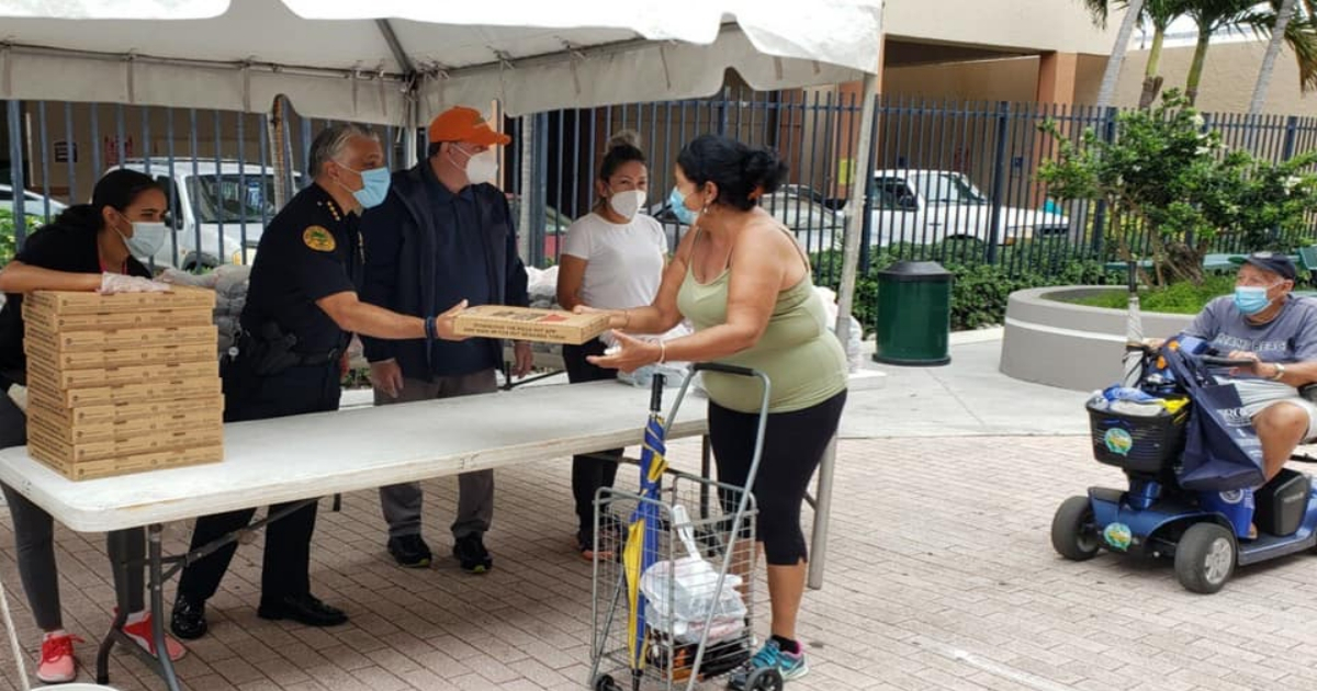 Policía de Miami reparte comida durante la pandemia. (imagen de archivo) © Facebook / Miami Police Department