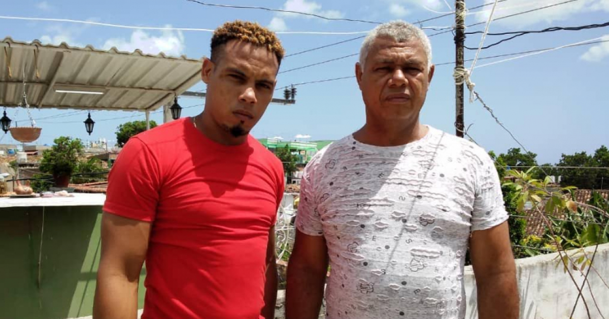 Otoniel Sarría y su padre Giraldo, el viernes pasado en Trinidad © Cortesía del entrevistado