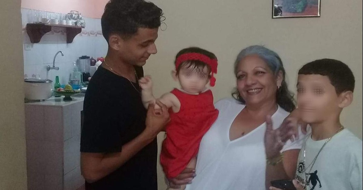 Daysi González en diciembre junto a sus nietos © CiberCuba (Cortesía de la familia) 