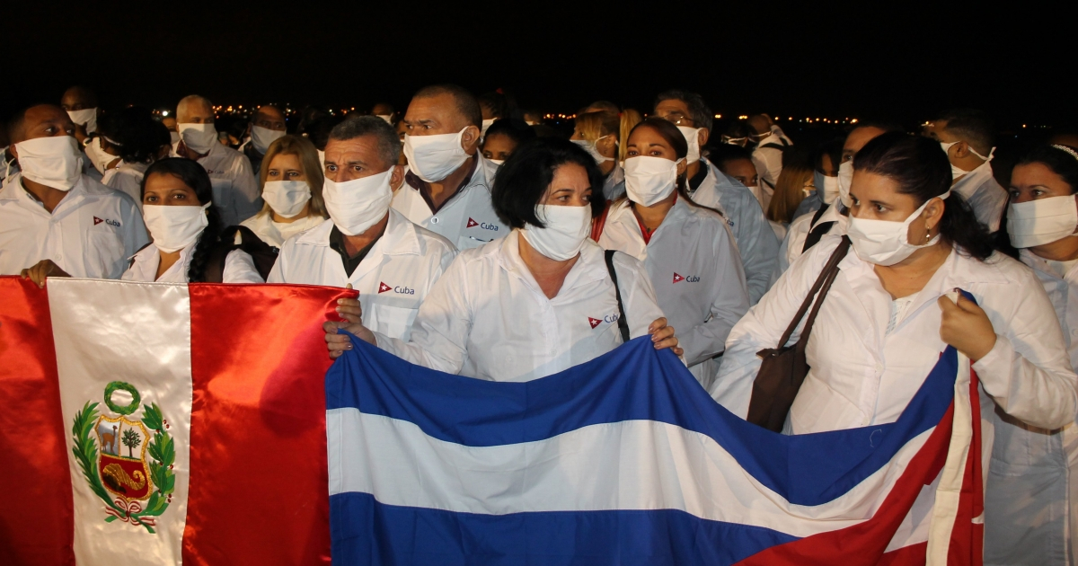 Brigada de médicos cubanos enviados a Perú. (imagen de archivo) © Twitter / Cancillería de Cuba