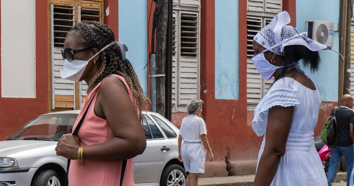 Mujeres con nasobuco en La Habana © CiberCuba