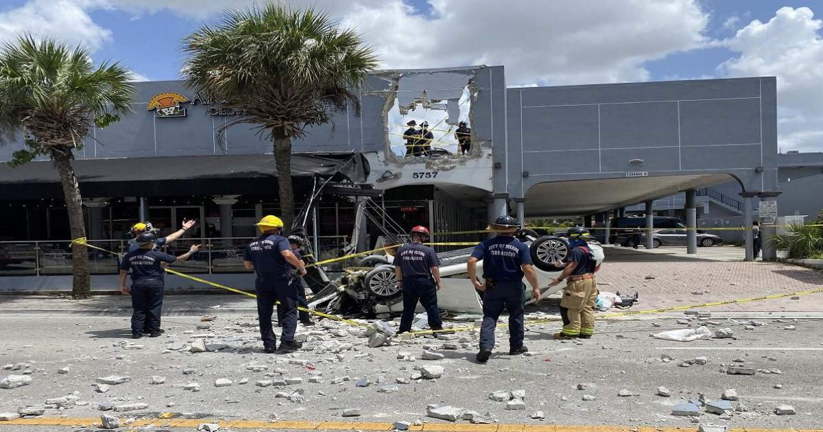 Auto caído del garaje © Miami Fire Rescue