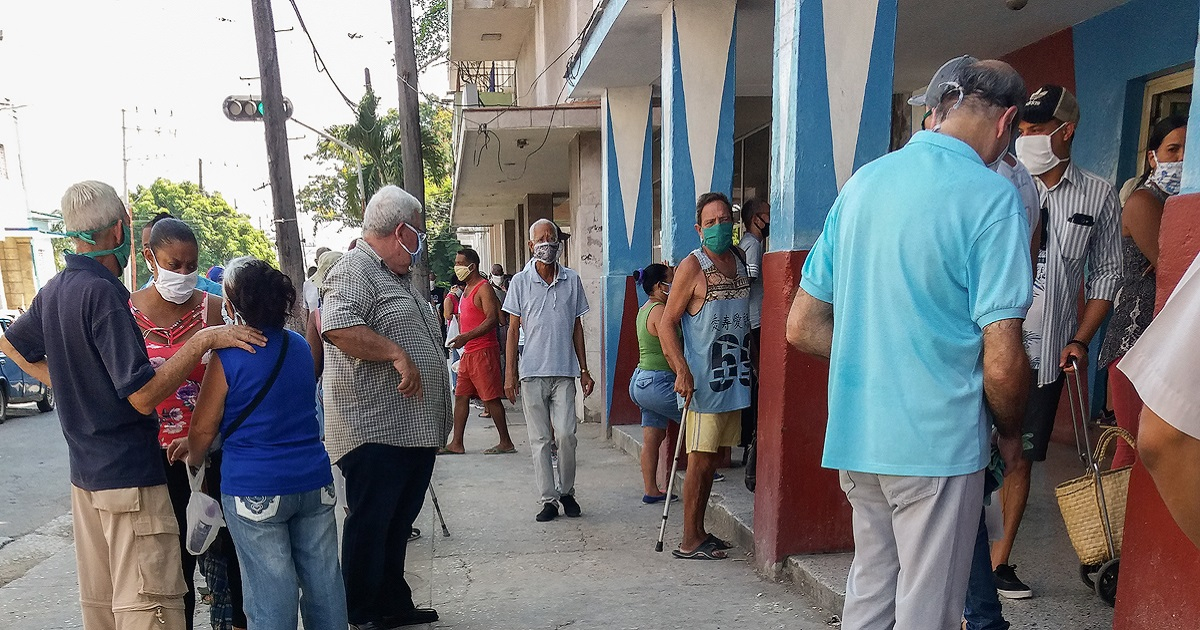 Cola para comprar pan en La Habana (imagen de referencia). © Cibercuba