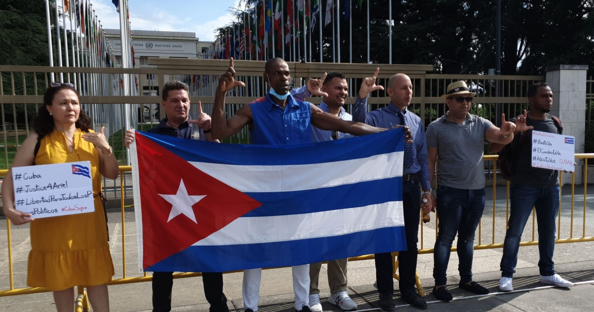  Ariel Ruiz Urquiola junto a cubanos que lo apoyan afuera hoy de la sede de la Comisión de Derechos Humanos de la ONU en Ginebra, Suiza © Cortesía para CiberCuba