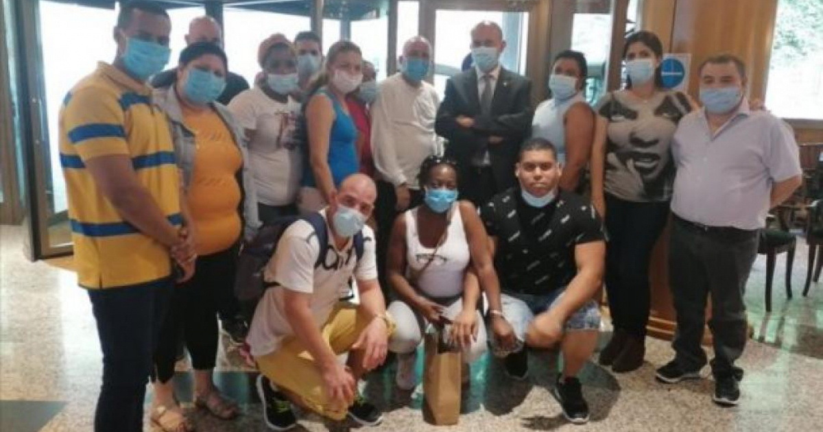 Parte de la brigada de salud cubana junto a ministro de Sanidad de Andorra, Joan Martínez © Consulado cubano en Barcelona