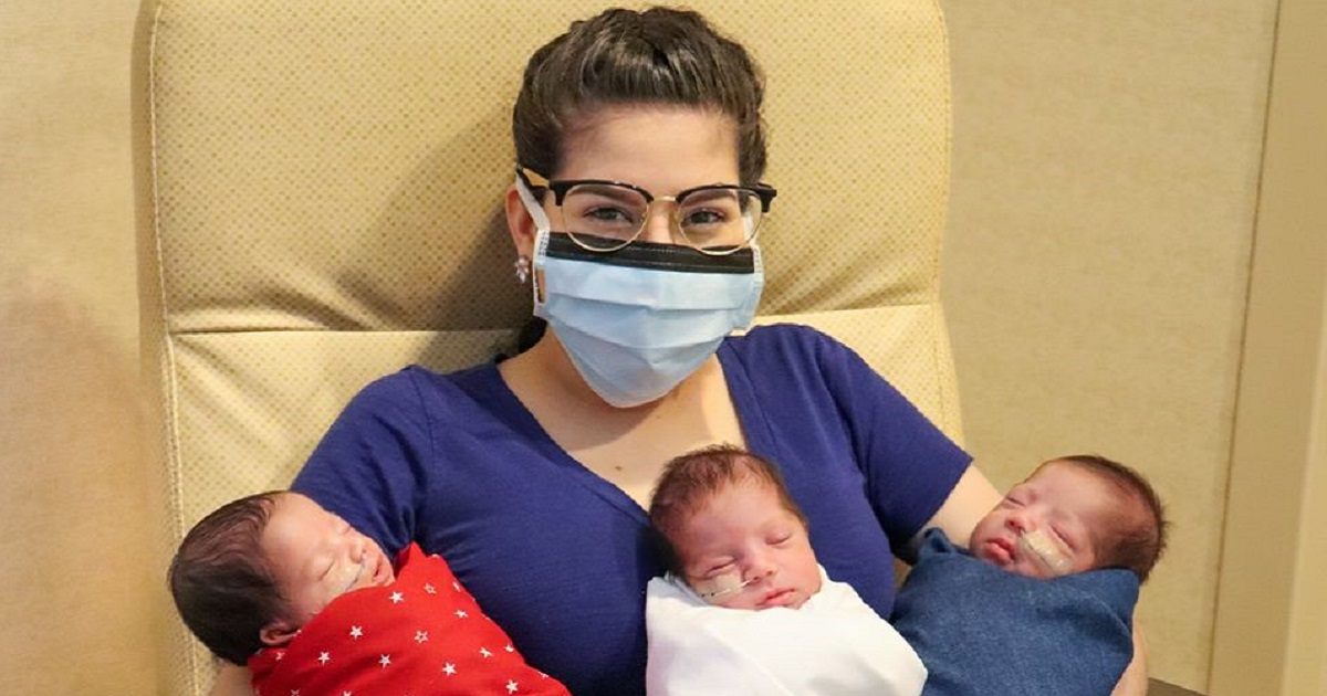 Maggie y sus tres hijos © Facebook / The Woman's Hospital of Texas