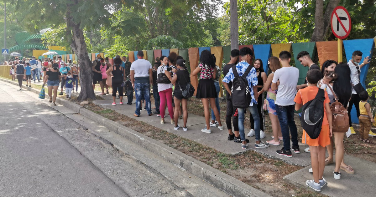 Larga fila de personas esperan para entrar al zoo reabierto en la etapa post-covic © CiberCuba / José Roberto Loo Vázquez