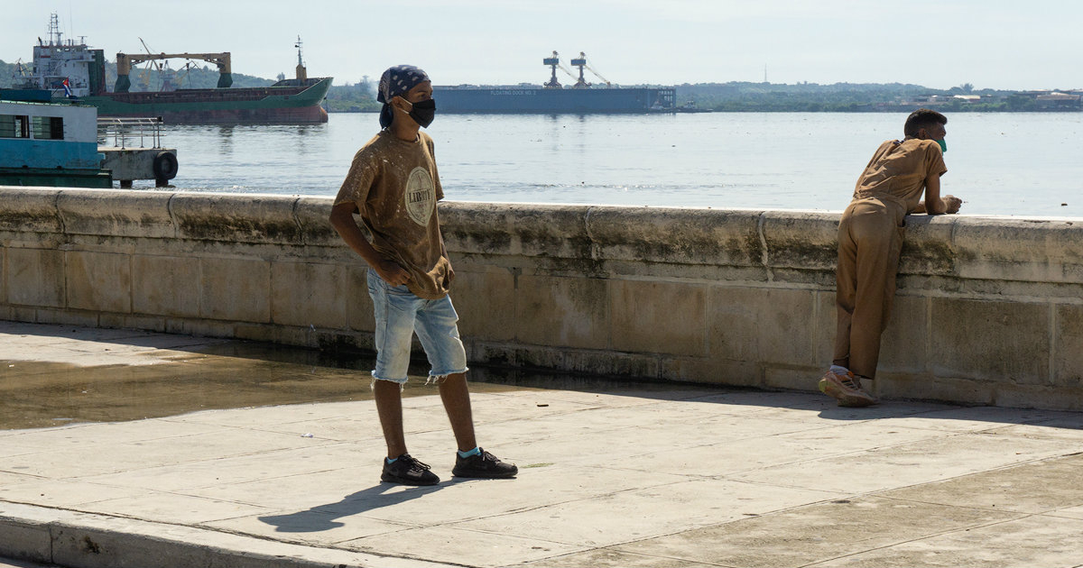 Cubano con nasobuco en La Habana © CiberCuba