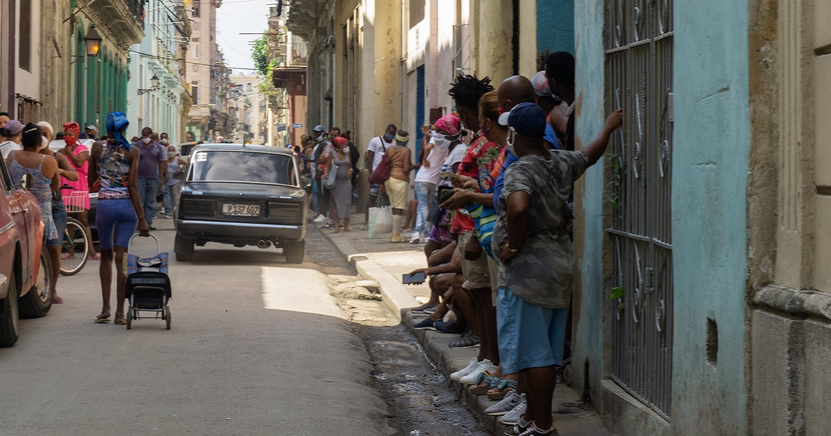 Cubanos hacen cola en la Habana Vieja (imagen de referencia). © Cibercuba